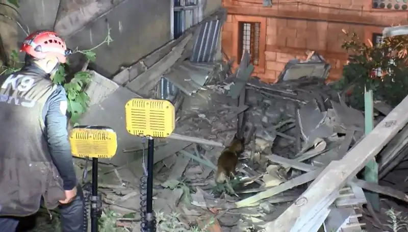 İstanbul'da Deprem Sonrası Etkileyici Çökmeler: İlk Hasar Belirlemeleri Yapılıyor