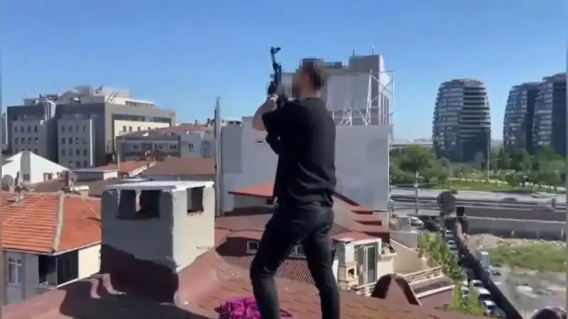 İstanbul'da Yakalanan Şüphelilerin Gizli Sığınağında AK-47 Ele Geçirildi