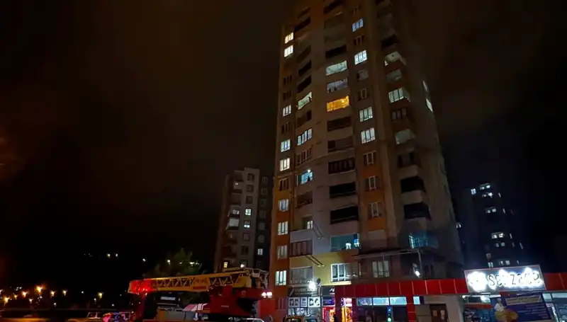 Yıldırım Düşmesi: Apartman Çatısında Korku Dolu Anlar