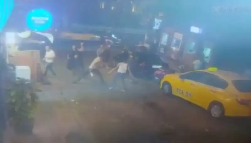 Beyoğlu'nda Laf Atma Kavgası: Sokaklarda Kan Aktı, Sıcak Anlar Yaşandı