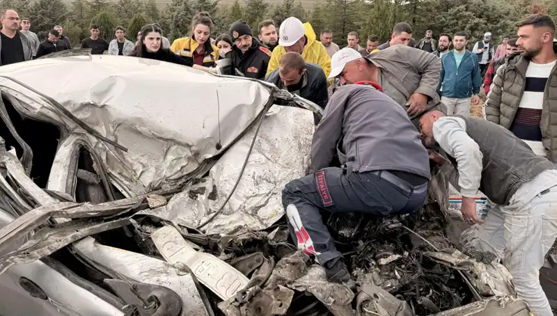 TIR ile Çarpışan Araç Kağıt Gibi Ezildi: Korkutan Kaza Detayları