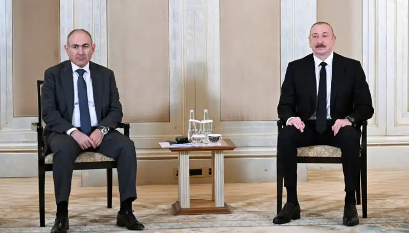 Aliyev ve Paşinyan, Abu Dabi’de Barış Müzakerelerine Yeni Bir Soluk Getirdi