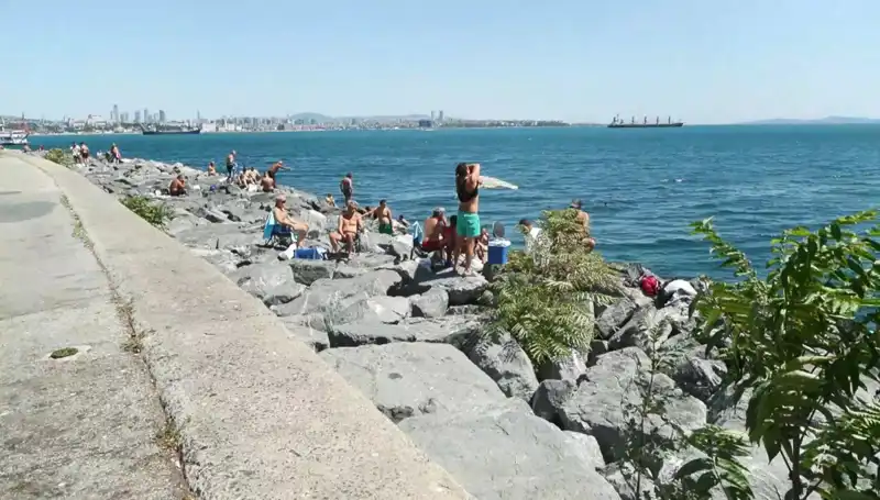 İstanbullular, Güneşin Keyfini Sahilde Çıkarıyor: Havanın Isınması Coşku Yarattı!