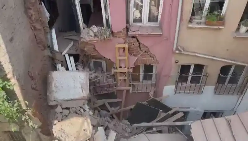 İstanbul’da Üç Katlı Bina Balkonu Çöktü: Olayın Ayrıntıları
