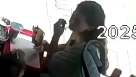 Kadın, Tostunun İçine Kendi Saçını Koyarak Şok Etti!