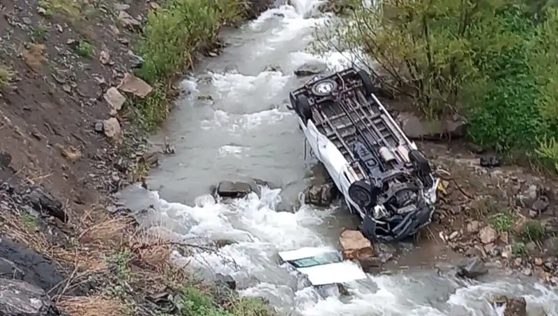 Hakkari'de Minibüs Devrildi: Şehirdeki Kazanın Ardındaki İddialar Neler?