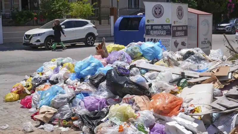 İzmir'de Çöp Yığınları Sorun Oluyor: Çözüm Yolları Neler?
