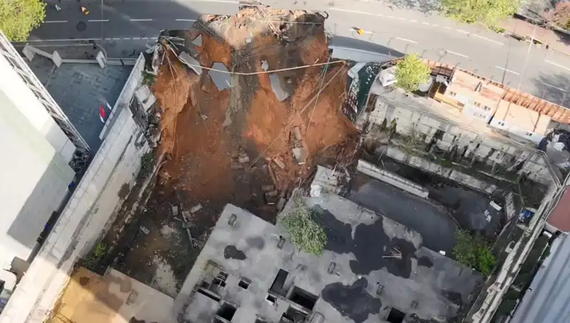 Sarıyer’de Aniden Çöken Yol, Trafiği Felç Etti!