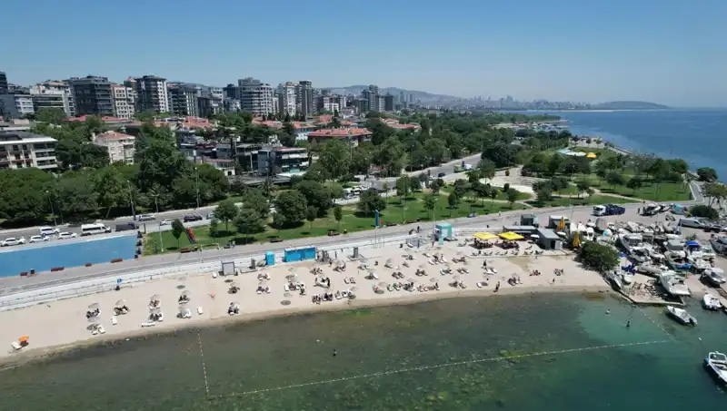 İstanbul'da Sıcak Hava Dalgası: Caddebostan Sahili Kalabalıklaştı
