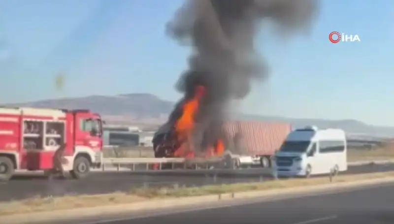 Ankara'da TIR Kazası Sonrası Alev Alev Yanan Araç Korku Dolu Anlar Yaşattı