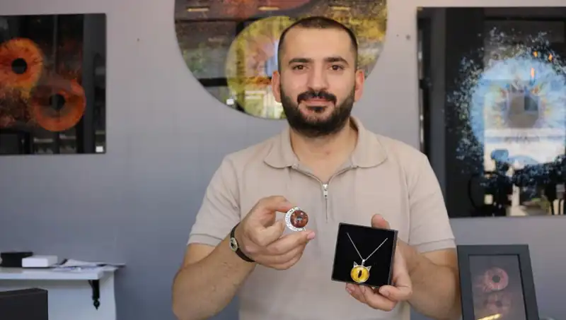 Çektiği İris Fotoğraflarını Takı ve Tabloya Dönüştürüyor: Sanatın Yeni Yüzü