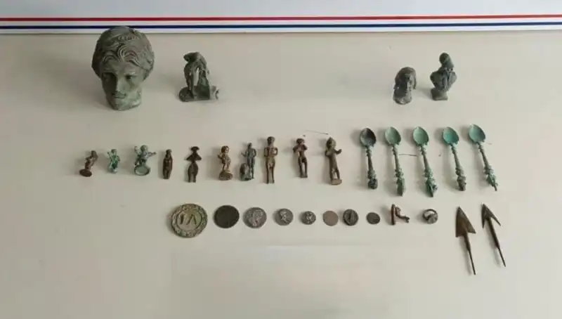 Roma Dönemine Ait Nadir Tarihi Eserler Ele Geçirildi