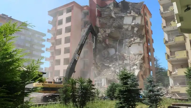 Dalgaların Gücüyle Yıkılan Binalar: Deprem Mi Yoksa Fırtına mı?