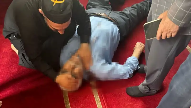 Camide Namaz Kılarken Bıçaklı Saldırı: Korku Dolu Anlar
