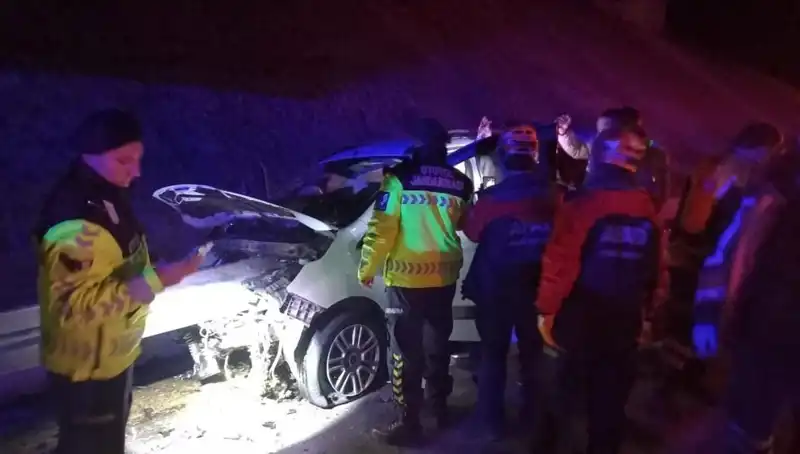 Otomobile Saplanan Bariyer Kazasında 4 Kişi Yaralandı