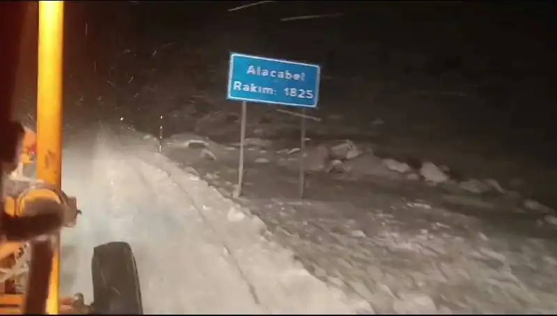 Antalya'da Nadir Görülen Kar Sürprizi: Tatilciler Hayrete Düştü
