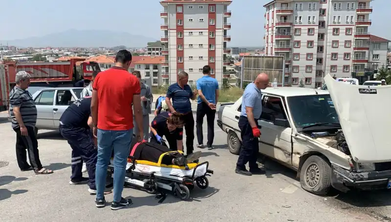 Kavşakta Meydana Gelen Kazada 2 Kişi Yaralandı: Olayın Ayrıntıları