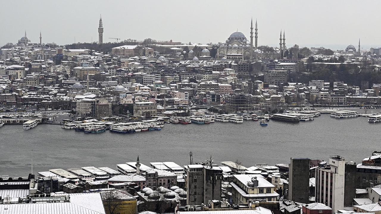 İstanbul beyaza büründü: Kar yağışı şehri kapladı