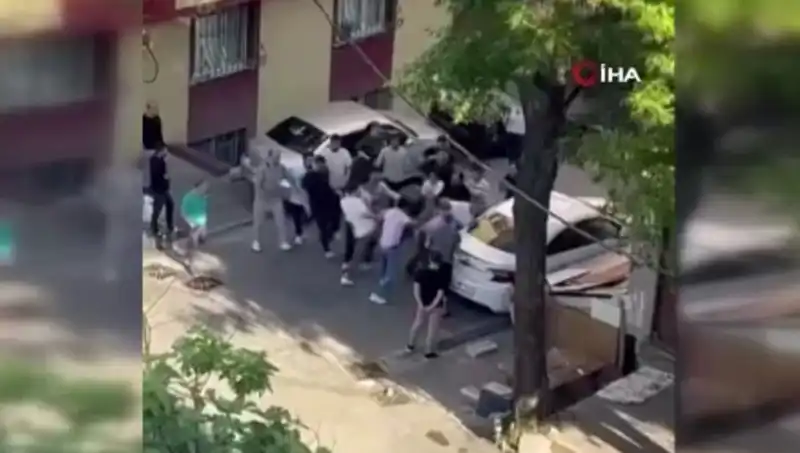 Madde Bağımlısı Kapılara Dayanırken, Mahalle Sakinlerinden Sert Müdahale!