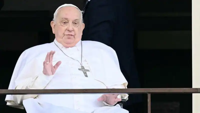 Papa Francis, 5 Haftalık Tedavi Sürecinin Ardından İlk Görüntülerini Paylaştı