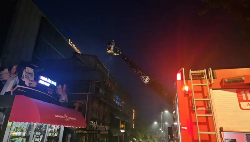 Beşiktaş'ta Korkutan Yangın: 3 Katlı Restoran Alev Alev Yandı!