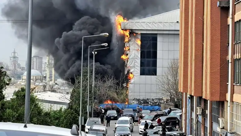 Başakşehir’de Büyük Yangın Paniği: Sanayi Sitesi Alev Alev Yandı