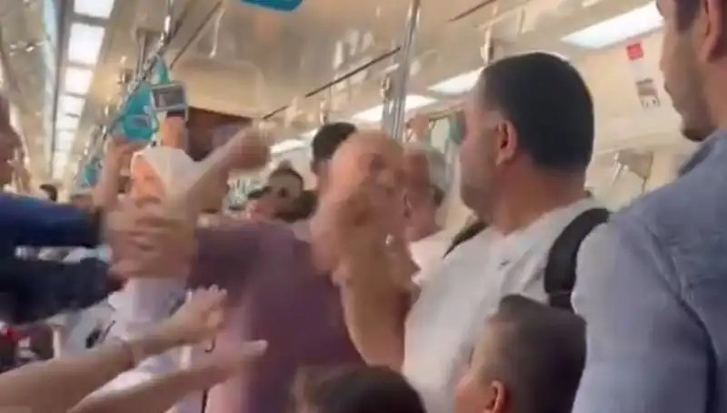 Marmaray'da Sıcak Saatler: Yumruklu Kavga Sosyal Medyayı Salladı