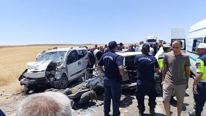 Otomobil ve Hafif Ticari Araç Çarpıştı: Feci Kazada Dört Kişi Hayatını Kaybetti