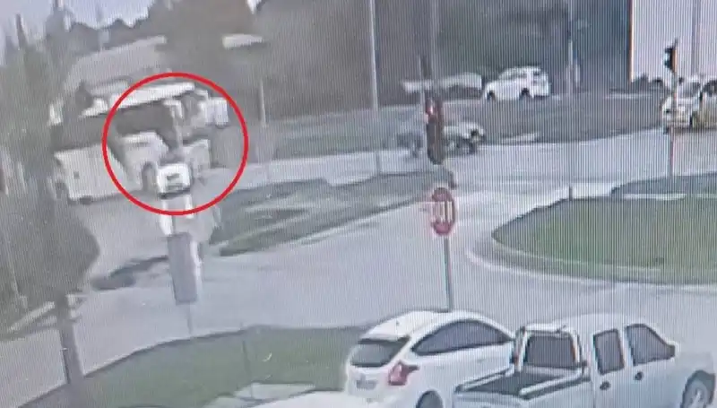 Kırmızı Işıkta Durdu, Yolcu Otobüsü Çarptı: Kaza Anı ve Sonrası