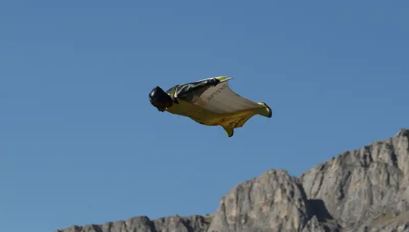 Erzincan'da 'Yarasa Adam' Heyecanı: 250 Km/H Hızla Uçan extreme sporcu