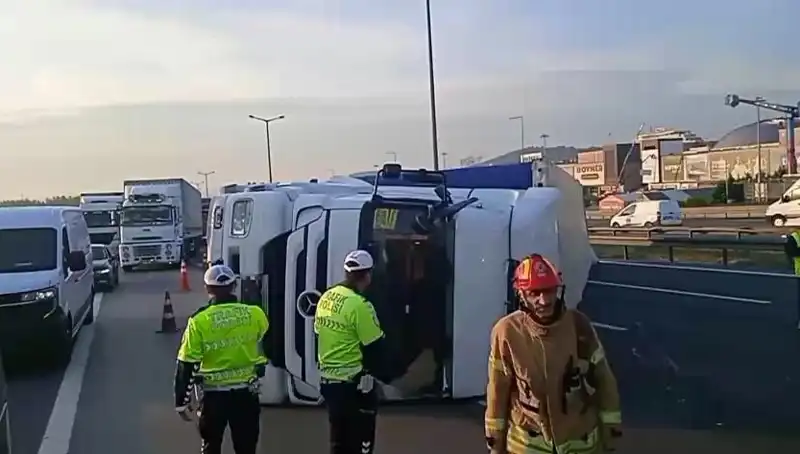 Pendik TEM Otoyolu’nda Devrilen TIR Traffik Akışını Felç Etti