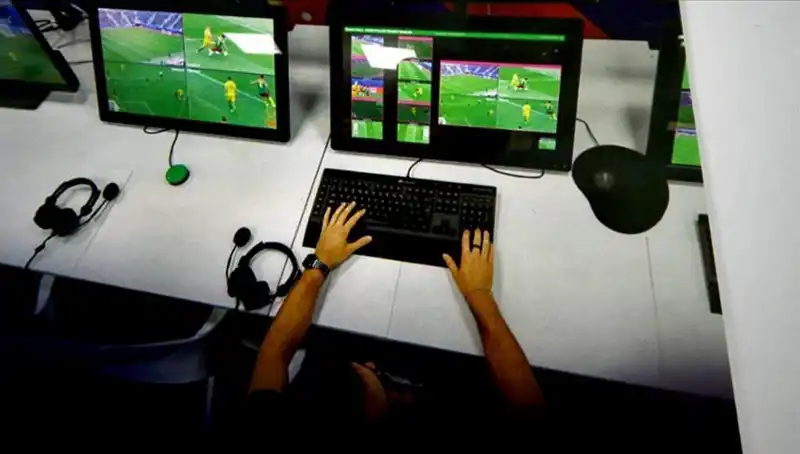 İtalya Futbolunda Yeni Dönem: VAR Pozisyonları Ekranda Gösterilecek!