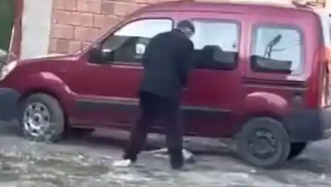 Sokak Ortasında Köpeğe Uygulanan Şiddet Olayı Tartışma Yarattı