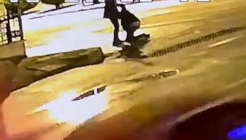 Sahte Alkol Faciaya Yol Açtı: Sokak Ortasında Yere Yığılan Genç Şok Etti!