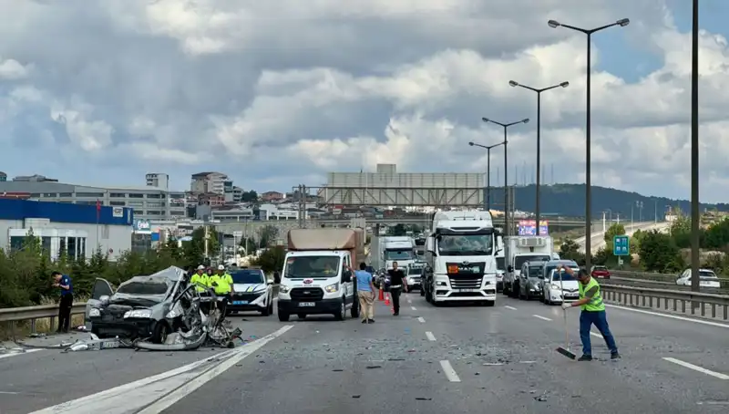Otoyolda Korkunç Kaza: Araçta Üç Kişi Sıkıştı, Trafic Kilitlendi