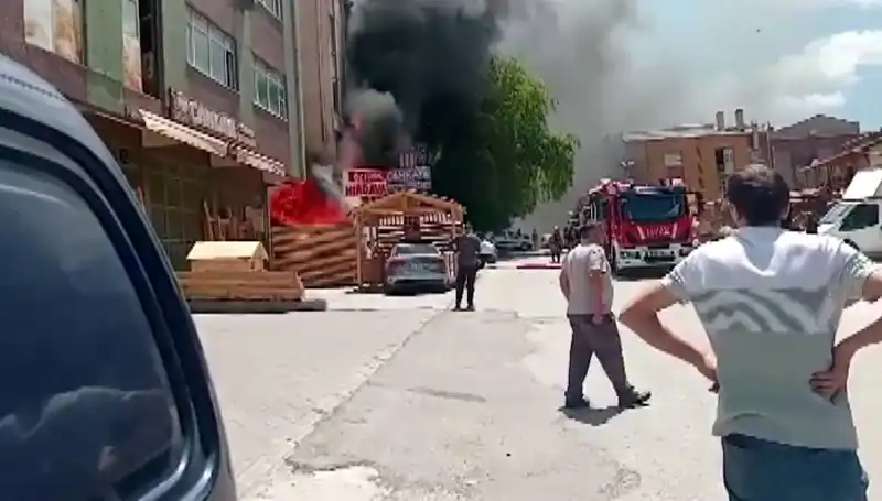 Ankara'da Çıkan Yangın, İş Yerlerini Küle Çevirdi: Korkutan Manzaralar!