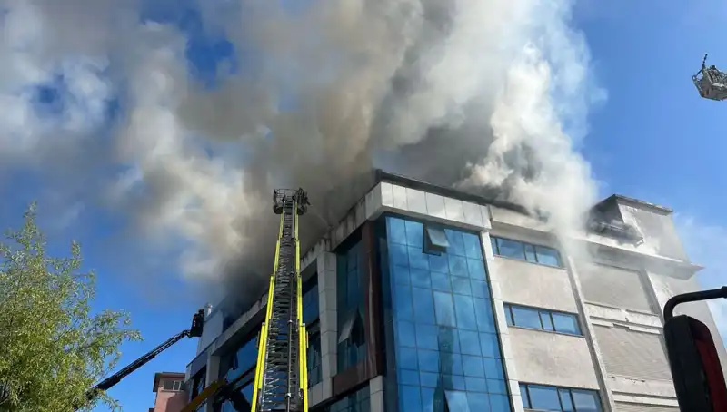 Esenyurt'ta Tekstil Atölyesi Alevler İçinde Kaldı: Yangın Panik Yarattı