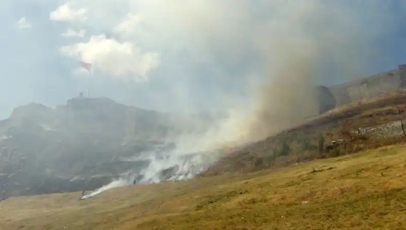 Kars Kalesi Eteklerinde Başlayan Anız Yangını, Yangın Söndürme Ekiplerini Alarm Durumuna Geçirdi
