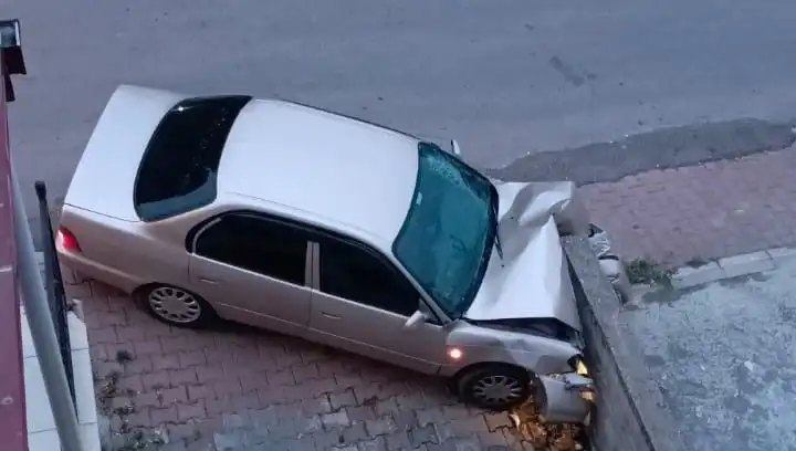 Kontrolü Kaybeden Araç Duvara Çarptı: Olayın Detayları ve İlk Bilgiler