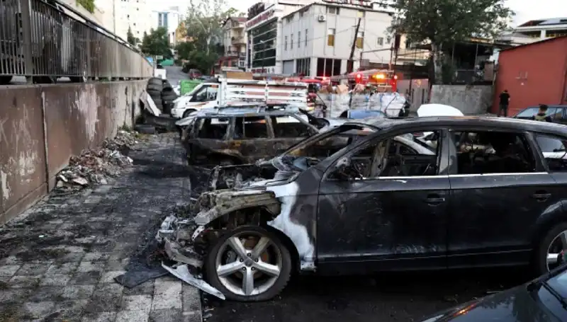 Sanayideki Araç Yangını: Tamir Bekleyen Araçlar Alev Alev Yandı