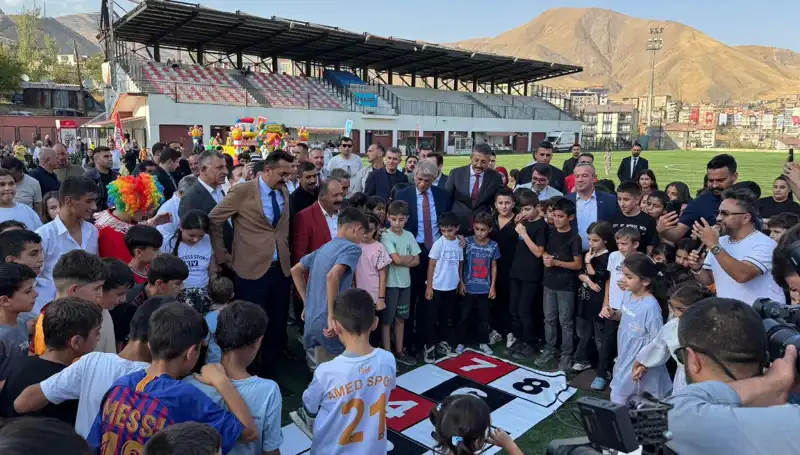 Hakkari’de Renkli Görüntülerle Anadolu Şenliği Coşkusu Yaşanıyor