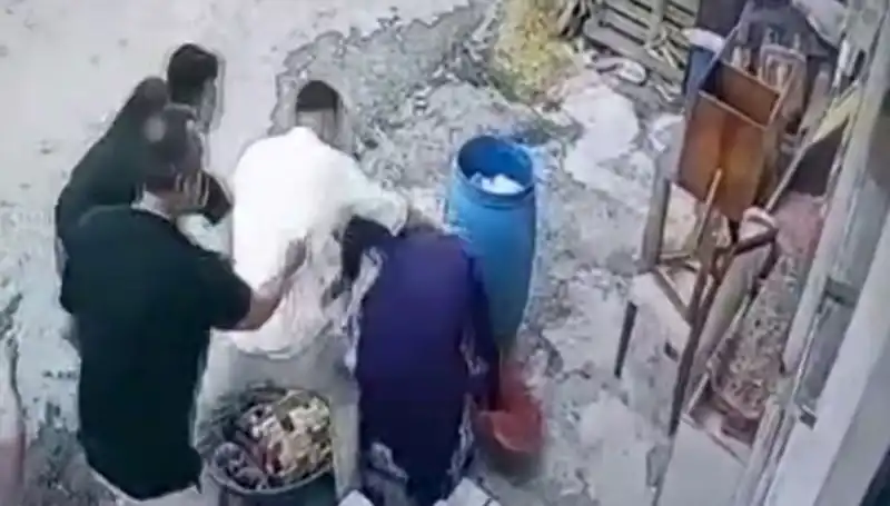 Başakşehir’de Bidon Kavgası: Baba ve Oğlu 58 Yaşındaki Kadını Darbetti