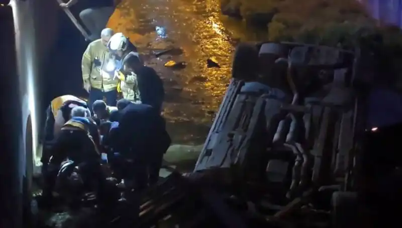 Sürücü Kaçtı, Yaralıyı İtfaiye ve Acil Servis Kurtardı!