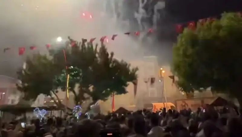 Havai Fişek Gösterisi Sırasında Yaşanan Talihsiz Olay Hastanelik Etti!