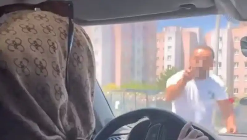 Trafikte Kaos: Camı Yumruklayan Sürücü Dehşeti