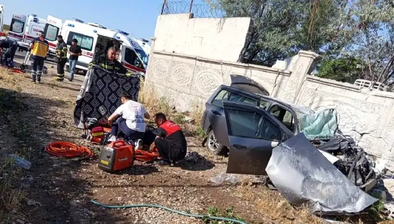 Lastiği Patlayan Araç İstinat Duvarına Çarptı: 1 Ölü, 6 Yaralı