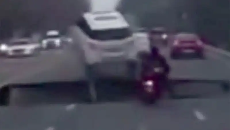 Güney Kore Otoyolunda Dev Çukur Motosikleti Yıktı: Can Pazarına Dönüştü
