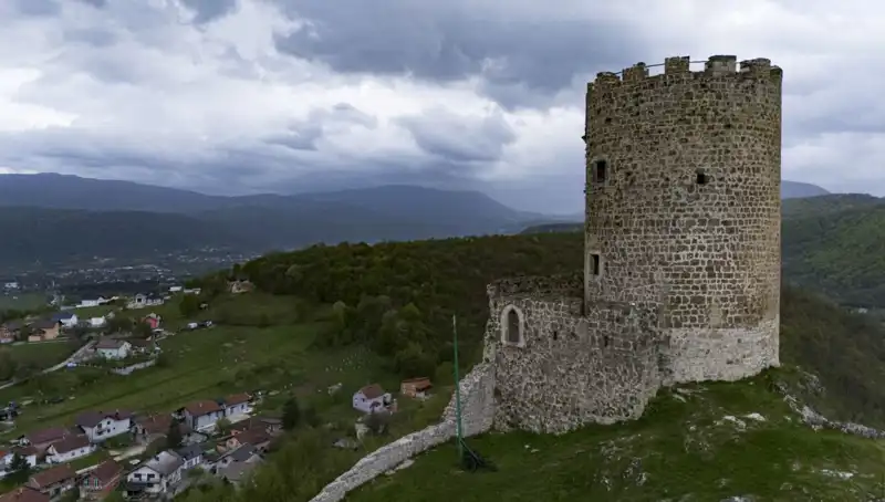 Zamana Direnen Tarihin İzleri: Sokolac Kalesi'nde Doğa ve Kültür Buluşuyor