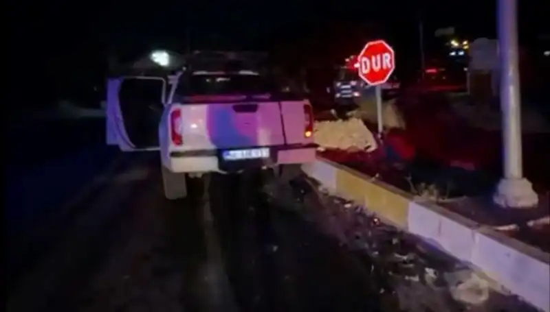 İzmir'de Kamyonet ve Hafif Ticari Araç Çarpıştı: 7 Yaralı!