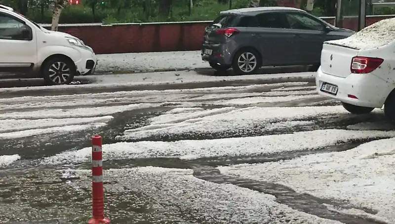 Ardahan'da Dolu Yağışı Şehri Beyaza Bürüdü, Görüntüler Şaşırttı!
